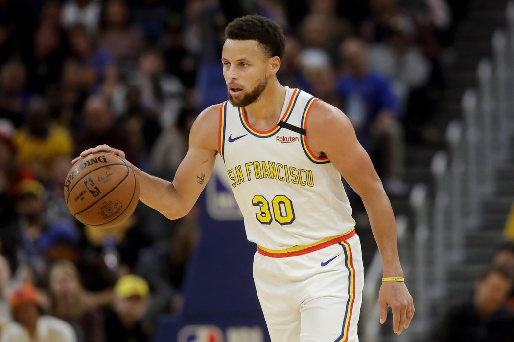 Dvojnásobný nejužitečnější hráč NBA Stephen Curry se vrátil po čtyřměsíční pauze zaviněné zlomeninou ruky. Jeho 23 bodů ale Golden State proti Torontu na výhru nestačilo