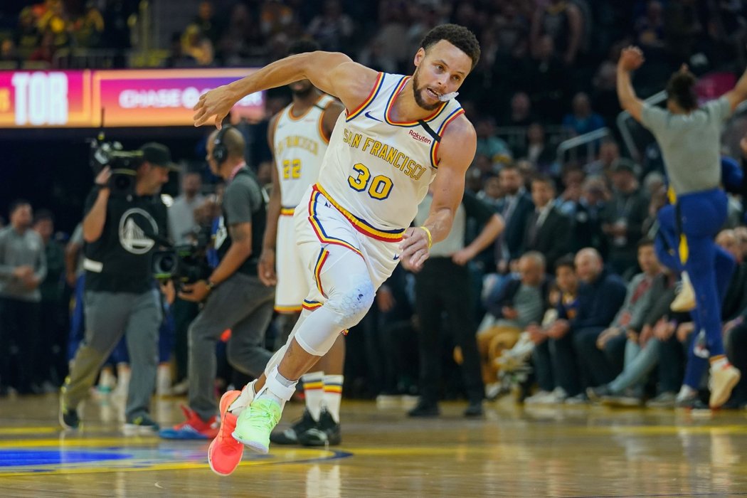 Dvojnásobný nejužitečnější hráč NBA Stephen Curry se vrátil po čtyřměsíční pauze zaviněné zlomeninou ruky. Jeho 23 bodů ale Golden State proti Torontu na výhru nestačilo