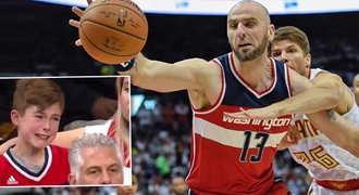 Satoranského Wizards hráli tak, že rozbrečeli dítě. Gortat se mu omluvil