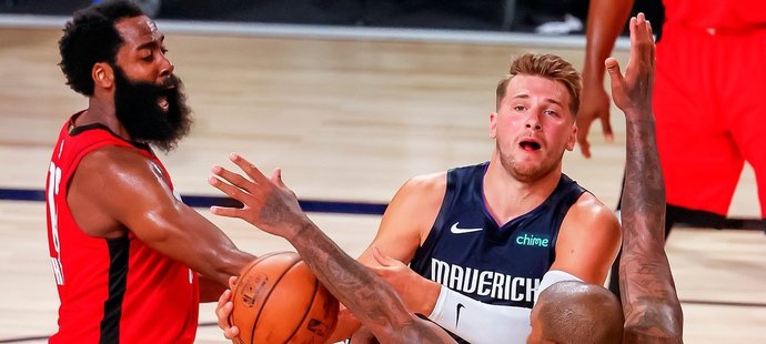 Basketbalisté Houstonu vstoupili do restartu sezony NBA přestřelkou s Dallasem, ve které nakonec uspěli 153:149 po prodloužení i díky 49 bodům nejlepšího střelce soutěže Jamese Hardena.