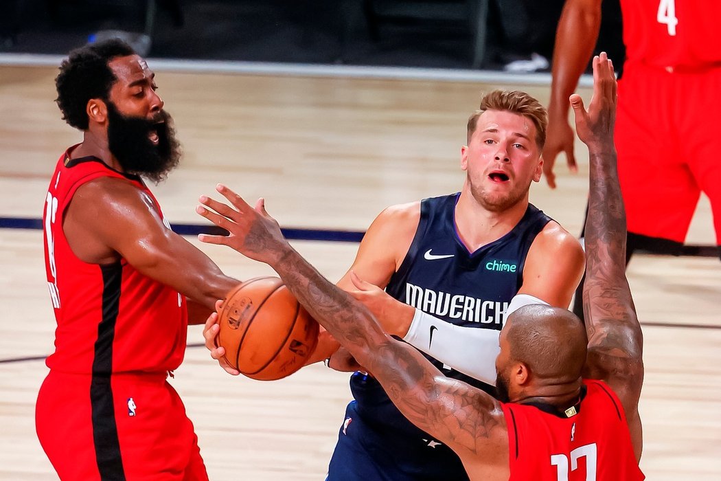 Basketbalisté Houstonu vstoupili do restartu sezony NBA přestřelkou s Dallasem, ve které nakonec uspěli 153:149 po prodloužení i díky 49 bodům nejlepšího střelce soutěže Jamese Hardena.