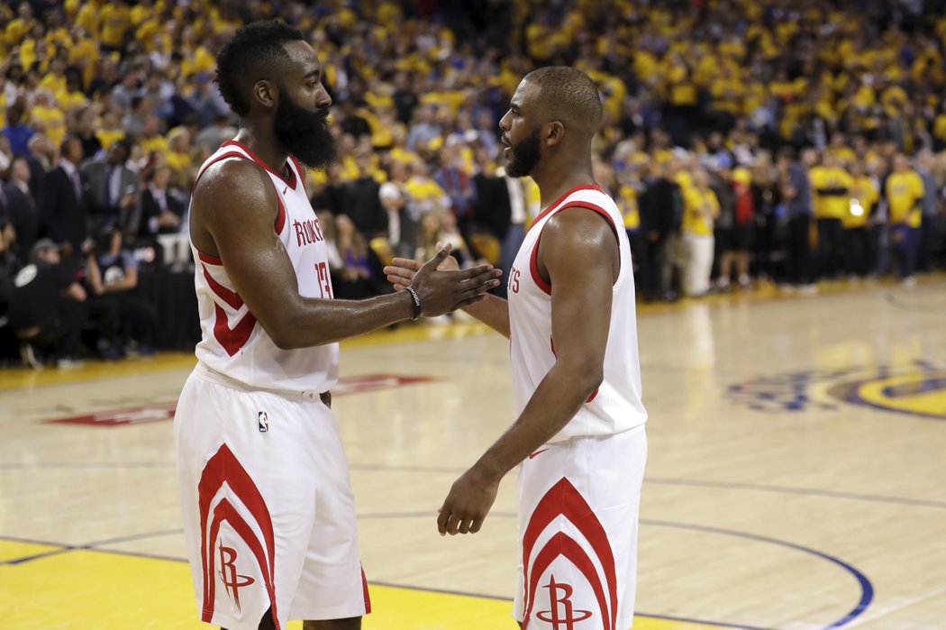 James Harden a Chris Paul slaví vyrovnání série