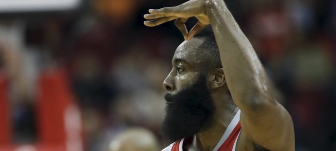 James Harden z Houstonu se raduje z tříbodového koše v duelu proti Golden State