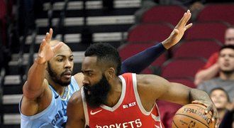 Harden získal 57 bodů a zařídil výhru Houstonu. Trumfne Chamberlaina?