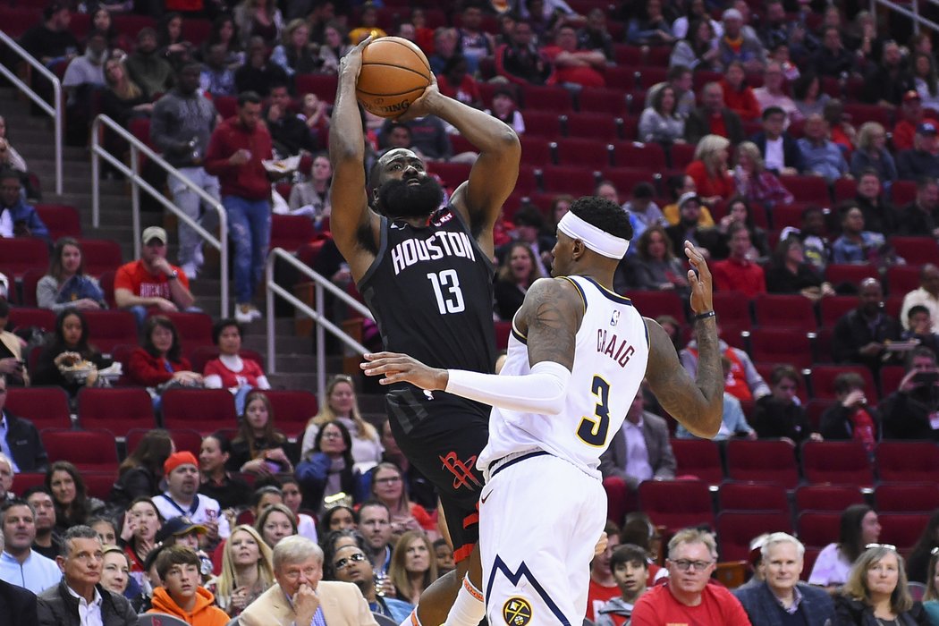 James Harden střílí přes Torreyho Craiga v zápase Houstonu s Denverem