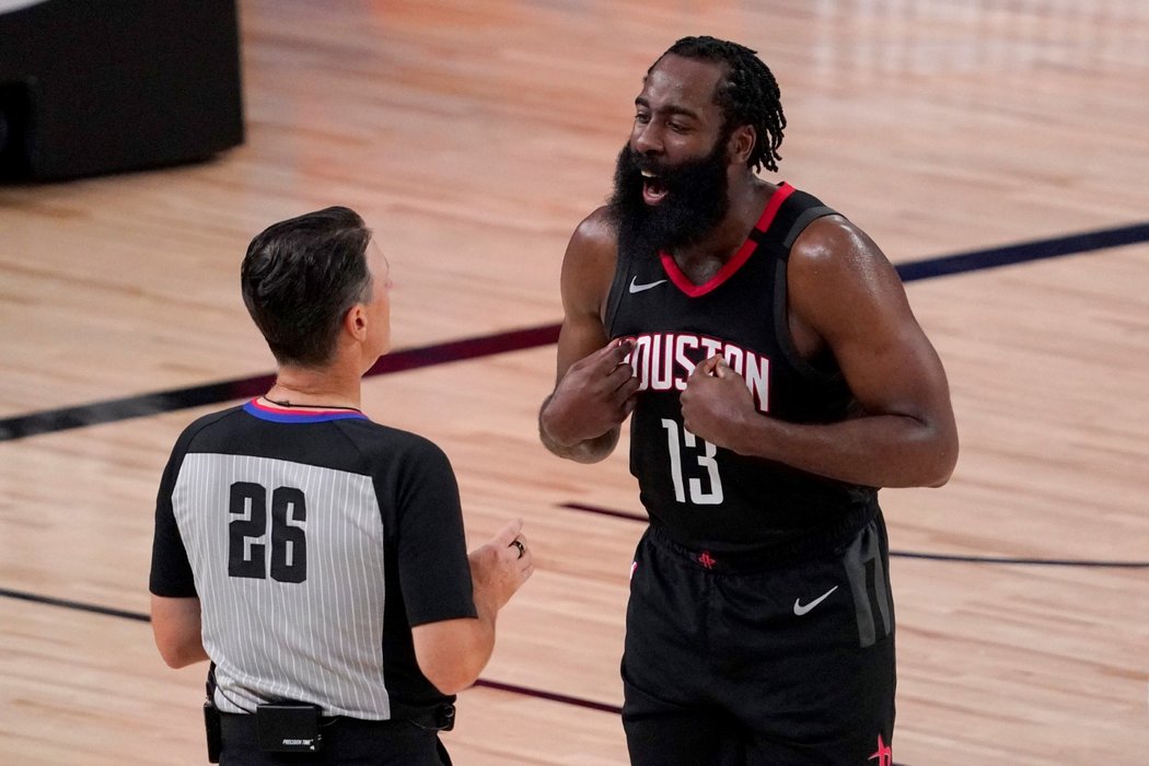 James Harden se hádá s rozhodčím v závěru zápasu