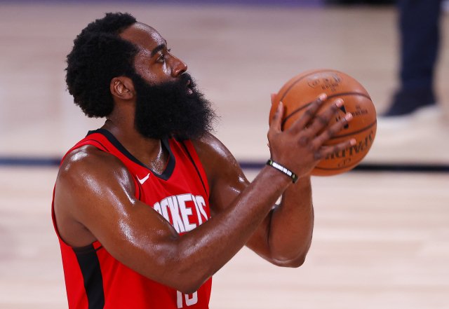 James Harden v dresu Houston Rockets v zápase proti Milwaukee