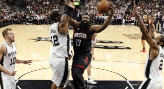 Basketbalisté Houstonu deklasovali San Antonio, dali 22 trojek