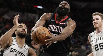 Harden nastřílel 50 bodů, ale Houston prohrál v San Antoniu