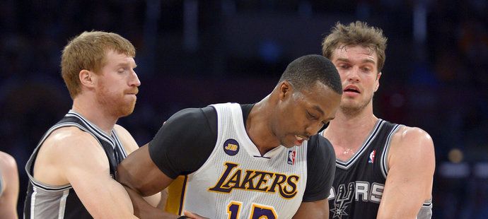 Dwight Howard z Lakers je těsně bráněn hráči Spurs.