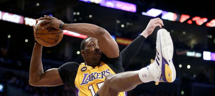Dwight Howard a jeho Lakers se na poslední chvíli dostali do play off.