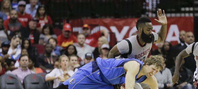 James Harden k výhře přispěl 23 body, 15 doskoky a 10 asistencemi