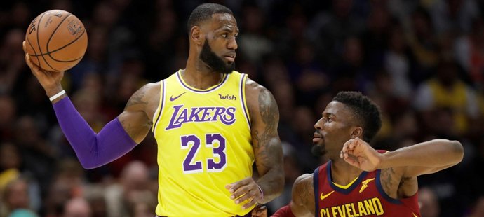 LeBron James se v dresu Lakers znovu ukázal v Clevelandu.