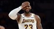 Hvězdný LeBron James během utkání se Sacramentem, které jeho Lakers nakonec vyhráli 111:106