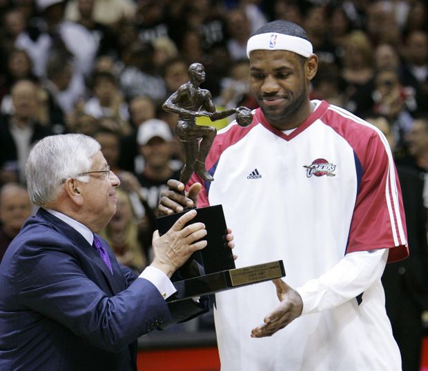 LeBron James přebírá od Davida Sterna cenu pro nejužitečnějšího hráče sezony 2008/09. LeBron James přebírá od Davida Sterna cenu pro nejužitečnějšího hráče sezony 2008/09.