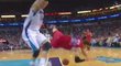 VIDEO: Brutálně zfauloval hvězdu NBA, diváci mu tleskali vestoje