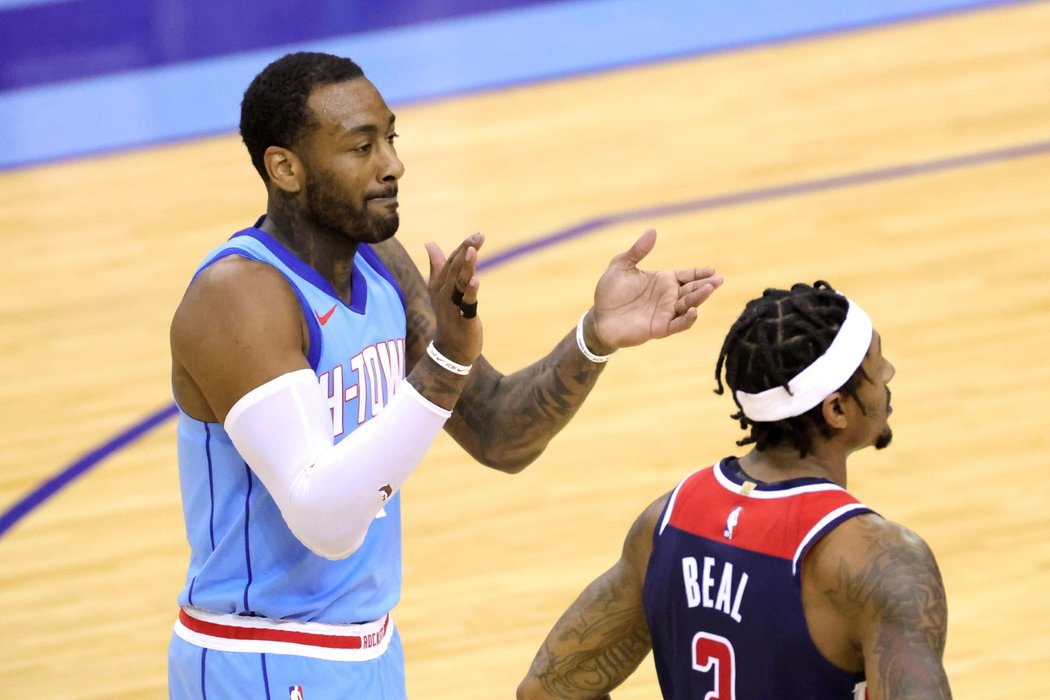 Rozehrávač John Wall (vlevo) vedle bývalého spoluhráče Bradleyho Beala