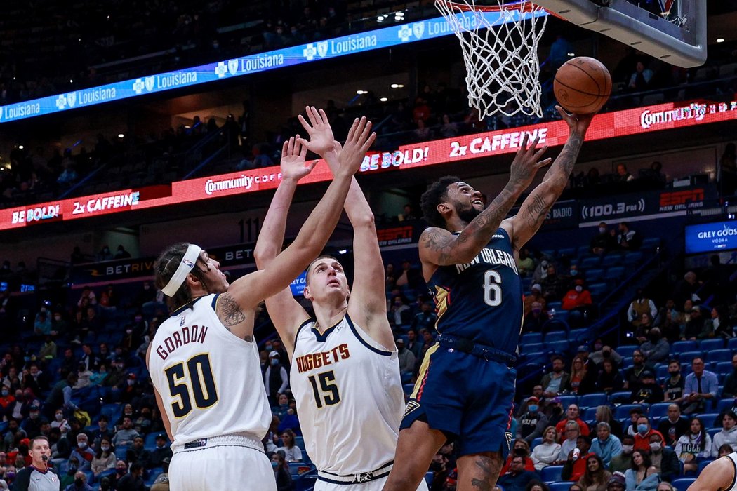 Denver táhl za výhrou nad New Orleans skvělý Nikola Jokič, jenž nasbíral triple double