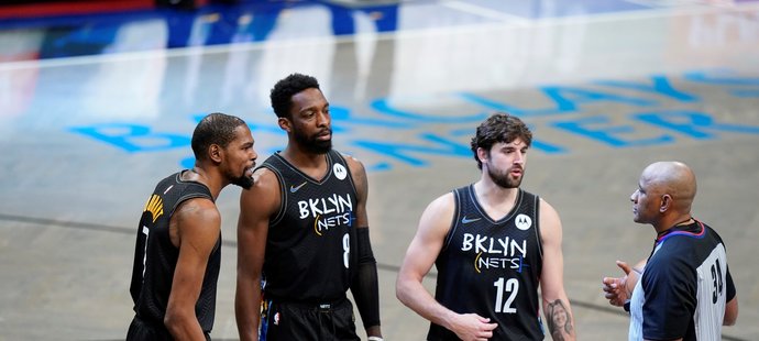 Basketbalisté Brooklynu při návratu Duranta (vlevo) porazili New Orleans