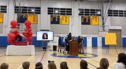 Na Harbor Day School uctili památku Gianny Bryntové (†13), která zahynula spolu se svým otcem Kobem (†41) a dalšími sedmi lidmi při havárii vrtulníku