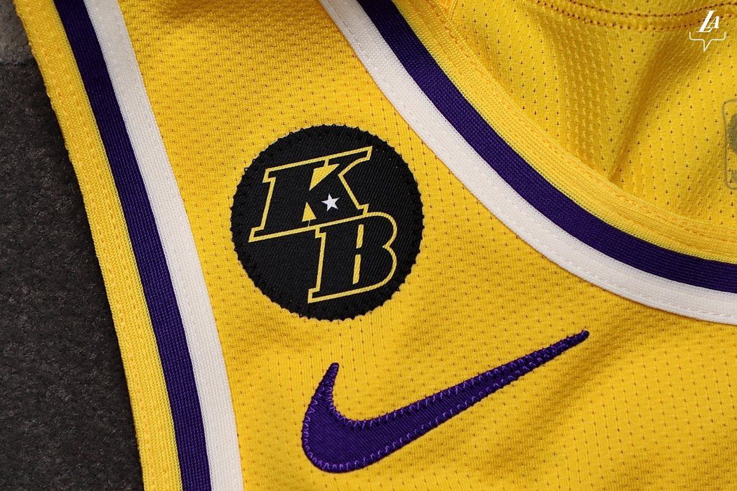 Logo s iniciálami KB na dresu Lakers