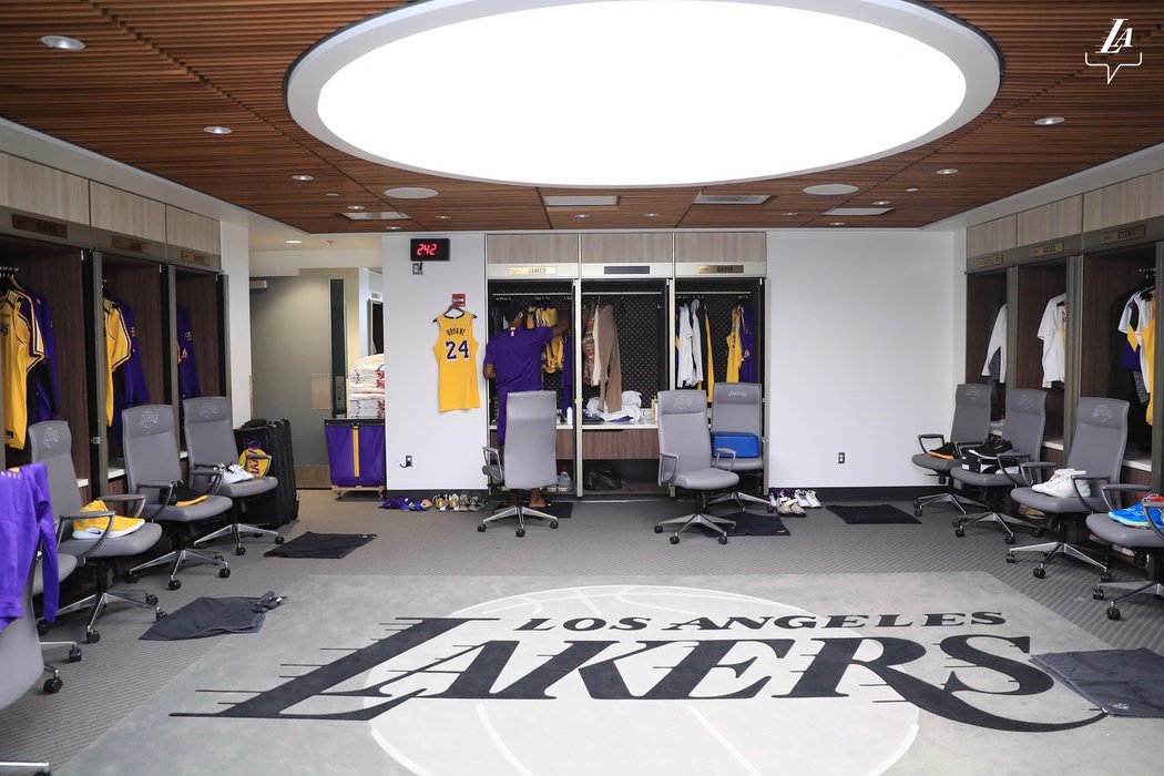 Ani v šatně Lakers nechyběl dres s číslem 24 Kobeho Bryanta