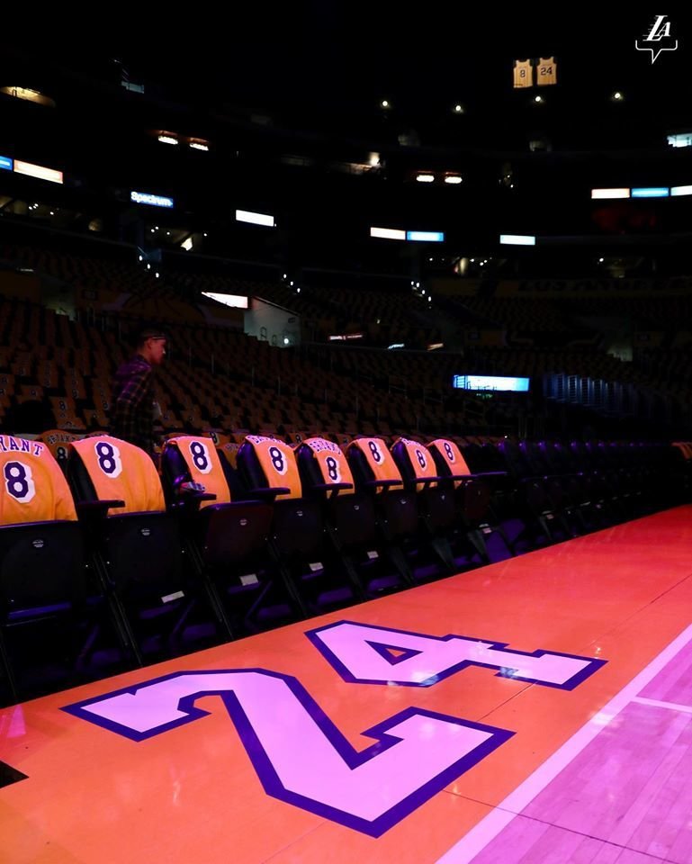 Číslo 24, které nosil Kobe Bryant, u palubovky Staples Center