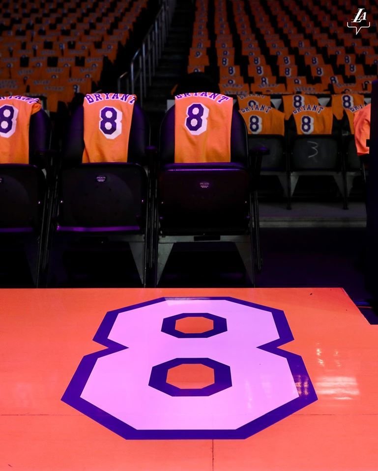 Číslo 8, které nosil Kobe Bryant, u palubovky Staples Center