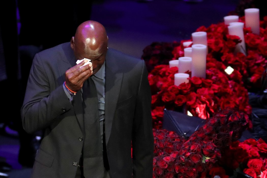 Michael Jordan se na dojemném ceremoniálu na památku Kobeho Bryanta neubránil slzám