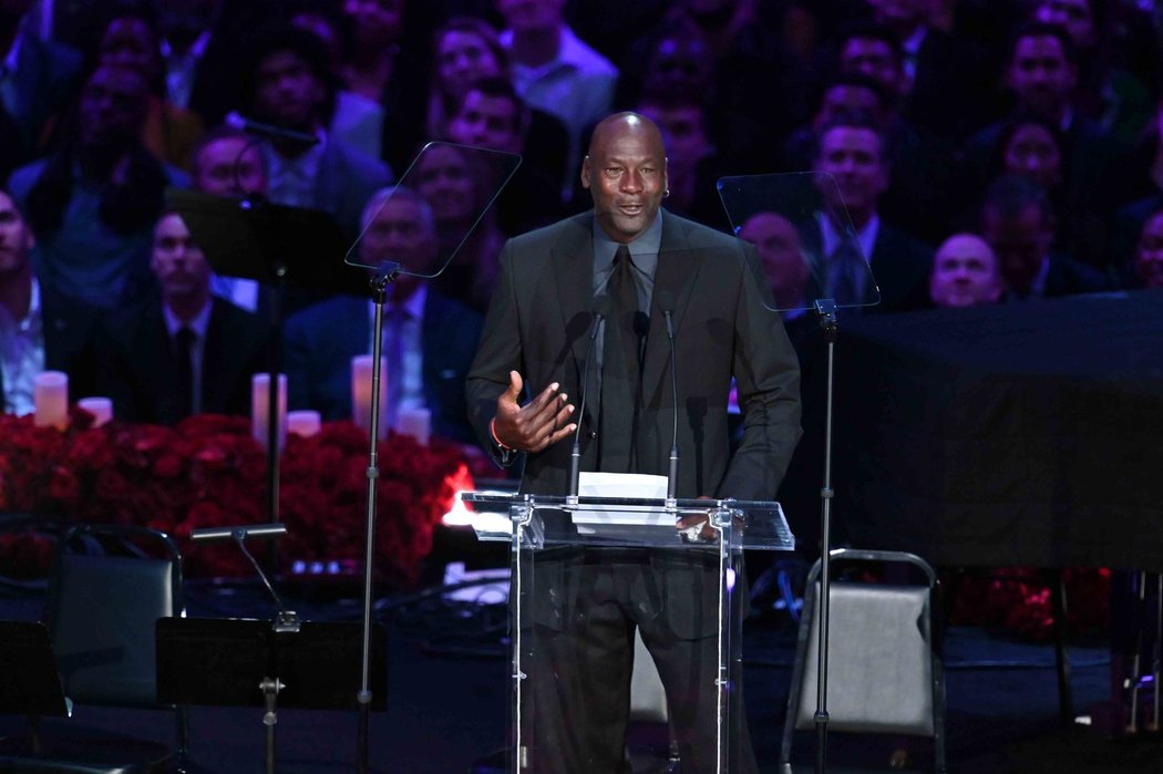 Michael Jordan se na dojemném ceremoniálu na památku Kobeho Bryanta neubránil slzám