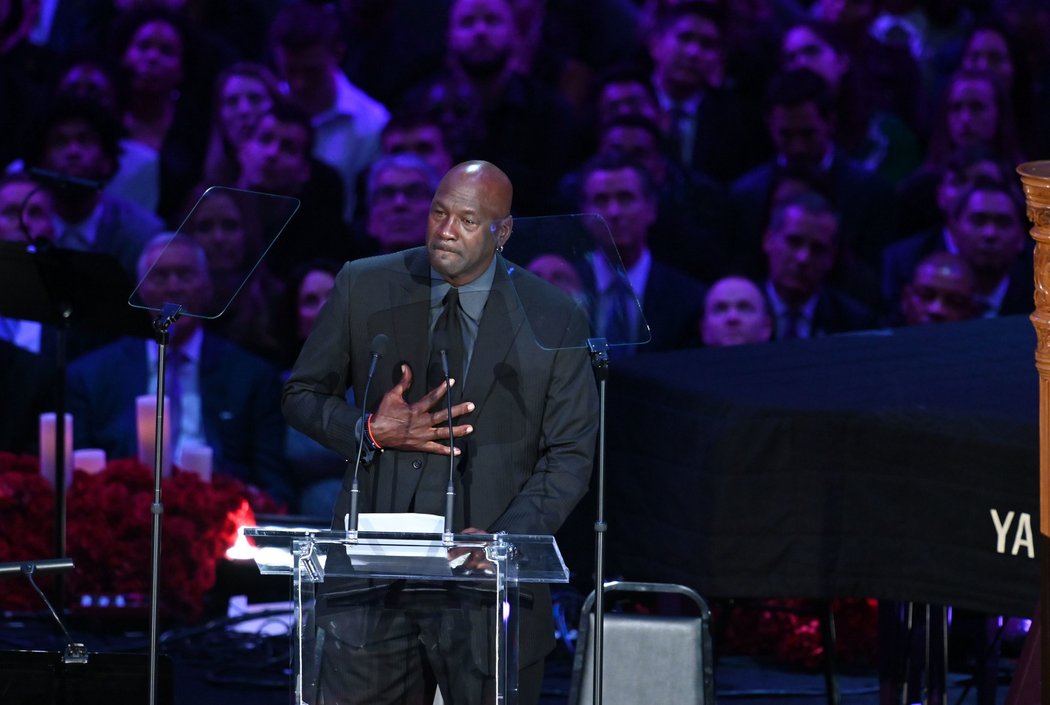 Michael Jordan se na dojemném ceremoniálu na památku Kobeho Bryanta neubránil slzám