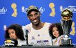 Kobe Bryant se svými dvěma dcerami
