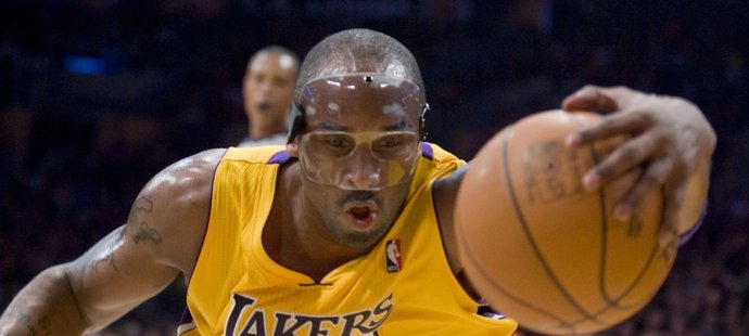 Kobe Bryant s ochrannou maskou na obličeji.