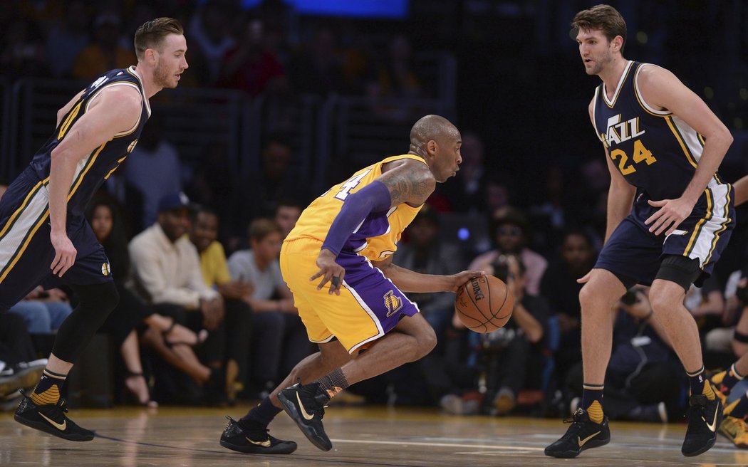 V posledním utkání v kariéře dal Kobe Bryant 60 bodů a pomohl Los Angeles Lakers k výhře 101:96 nad Utahem