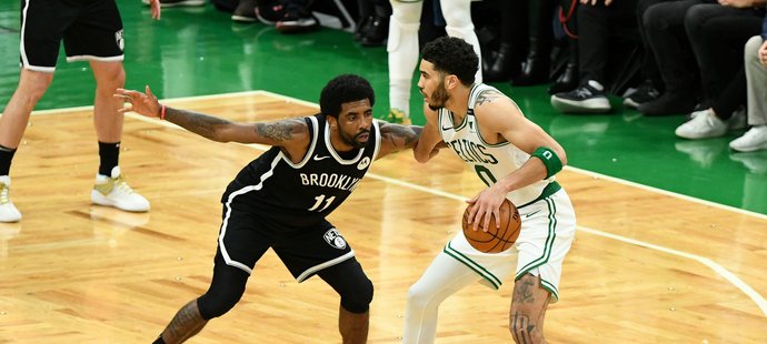 Kyrie Irving to proti Bostonu nemá jednoduché. Fanoušci mu někdejší odchod ještě neodpustili