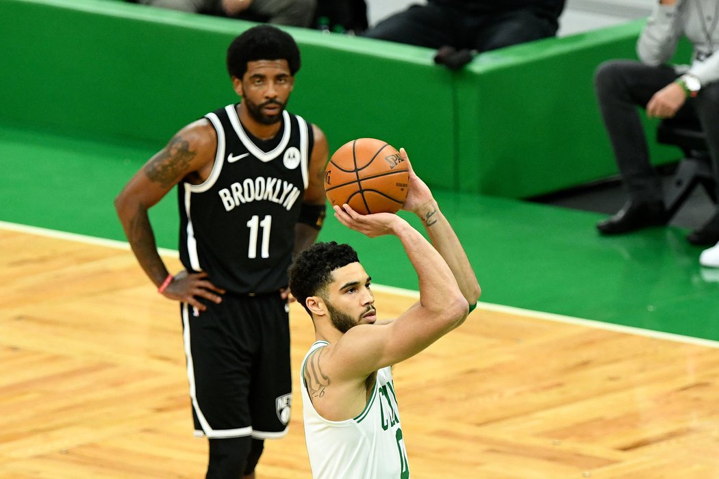 Kyrie Irving to proti Bostonu nemá jednoduché. Fanoušci mu někdejší odchod ještě neodpustili