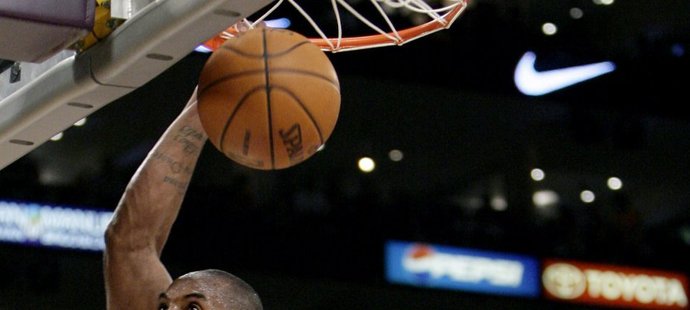 Kobe Bryant (LA Lakers) zakončuje svojí akci smečí do koše.