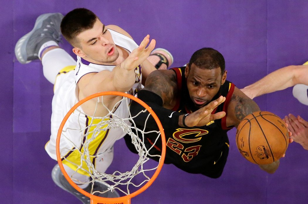 Porážce Clevelandu na palubovce LA Lakers nezabránil ani LeBron James
