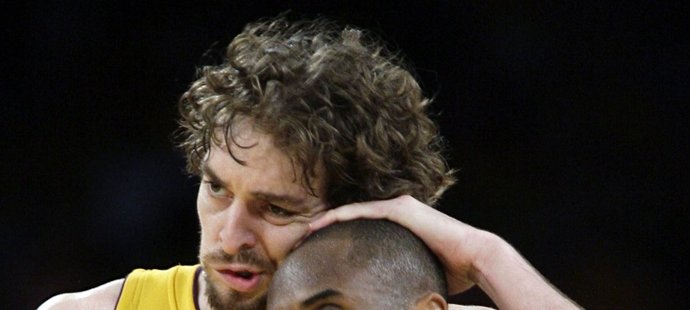 Lídři Los Angeles Lakers Pau Gasol a Kobe Bryant (vpravo).