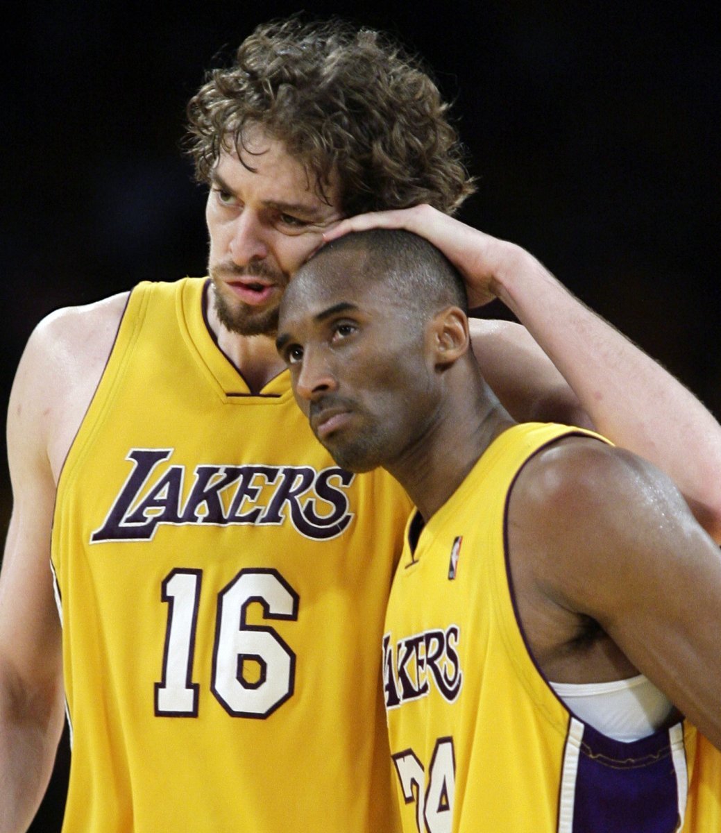 Lídři Los Angeles Lakers Pau Gasol a Kobe Bryant (vpravo).