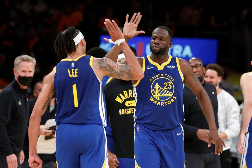 Basketbalisté Golden State porazili na úvod sezony Lakers