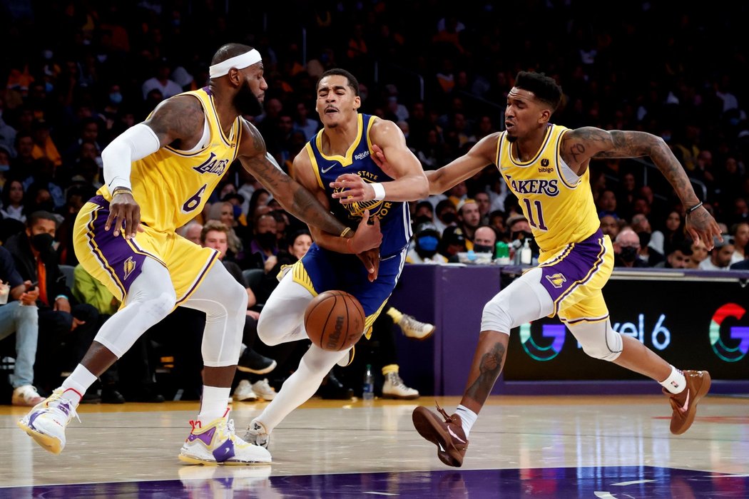 Basketbalisté Golden State porazili na úvod sezony Lakers