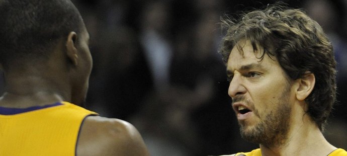 Andrew Bynum (vlevo) se raduje s hrdinou Lakers Pauem Gasolem po výhře nad Bostonem