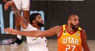 Davis dovedl 42 body Lakers k výhře nad Utahem. Jokič předvedl triple double