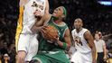 Bostonský Paul Pierce se snaží prosadit proti Paulu Gasolovi.