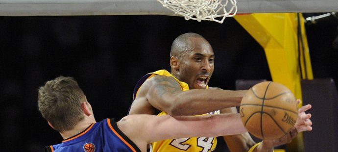 Kobe Bryant&amp;#39;s (LA Lakers, ve žlutém) a David Lee (NY Knicks) v souboji pod košem.