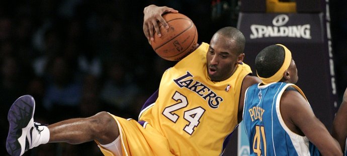 Kobe Bryant (LA Lakers, vlevo) a  James Posey (New Orleans Hornets) v souboji pod košem.