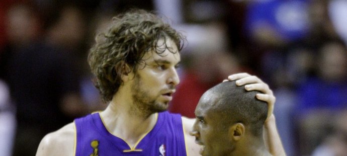 Opory Lakers Pau Gasol (16) a Kobe Bryant (24).