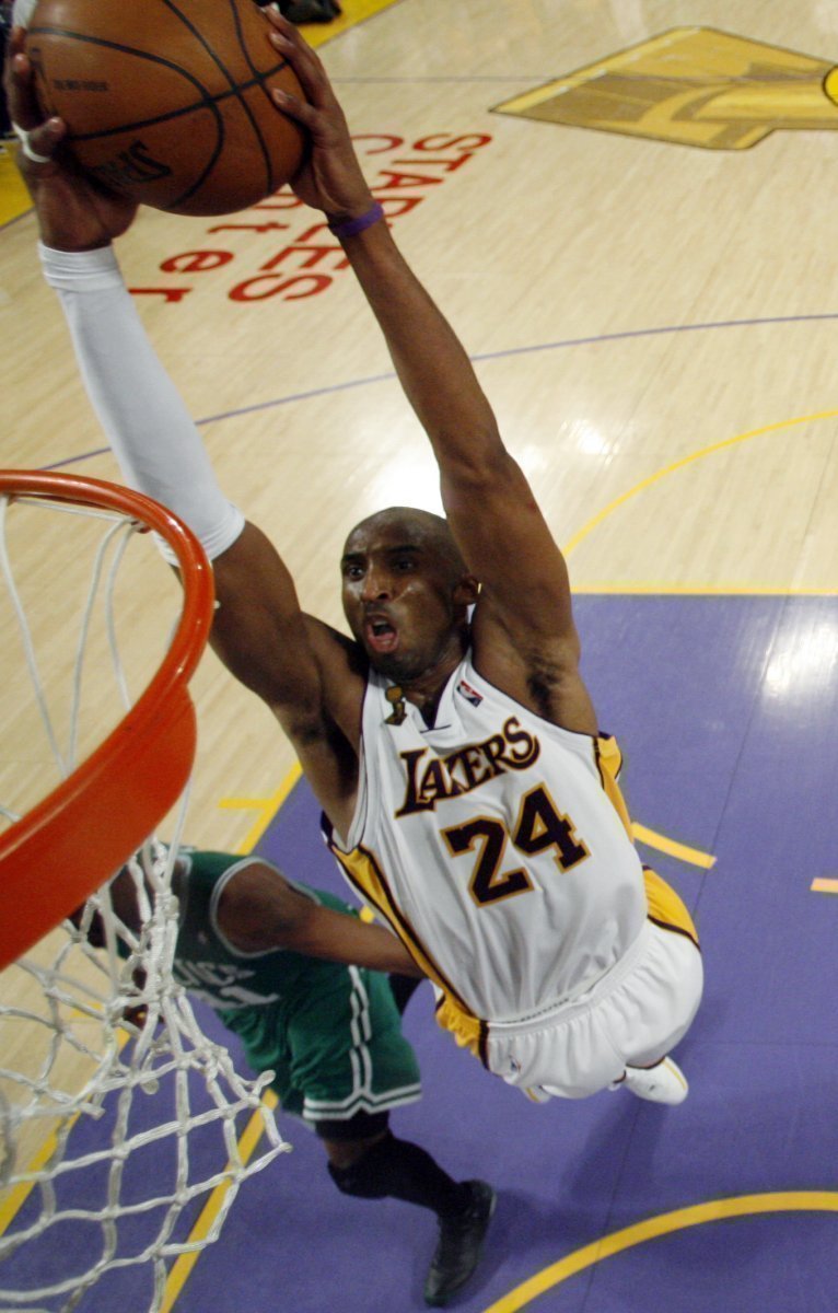 Kobe Bryant (Lakers) zakončuje jednu ze svých akcí.