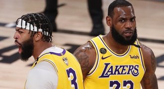 Lakers v prvním finále NBA zničili Miami. Heat navíc přišli o dvě opory